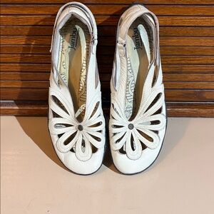 Jambu Women's Cream Floral Cutout Slingback Flats